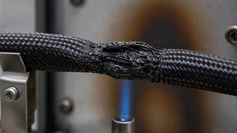 Una funda plástica estándar puede no cumplir requisitos de fuego.